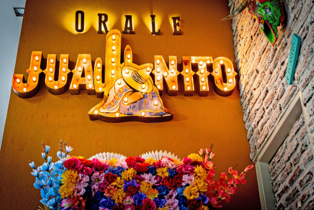 ORALE JUANITO – cartel luminico en chapa